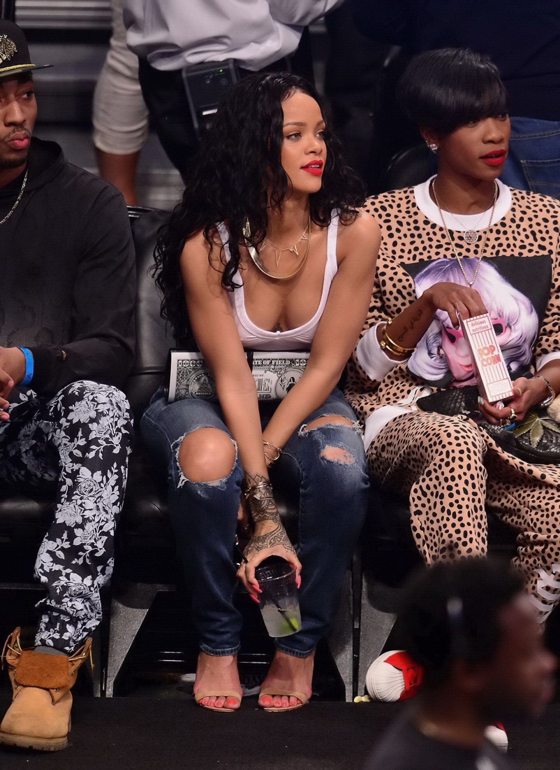 Rihanna montre ses seins dans un haut transparent lors d'un match de basket à New York.
 #75198056
