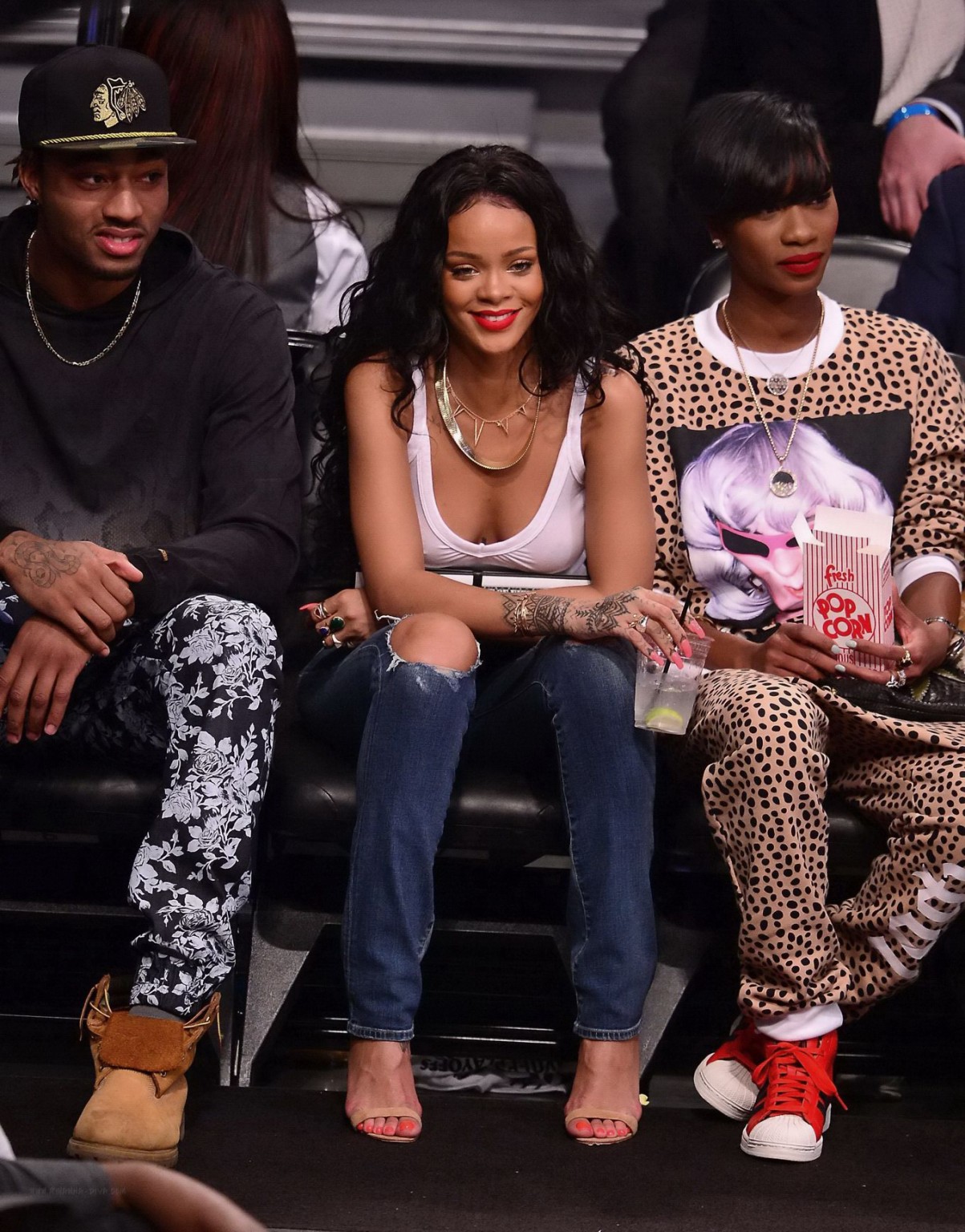 Rihanna montre ses seins dans un haut transparent lors d'un match de basket à New York.
 #75198063