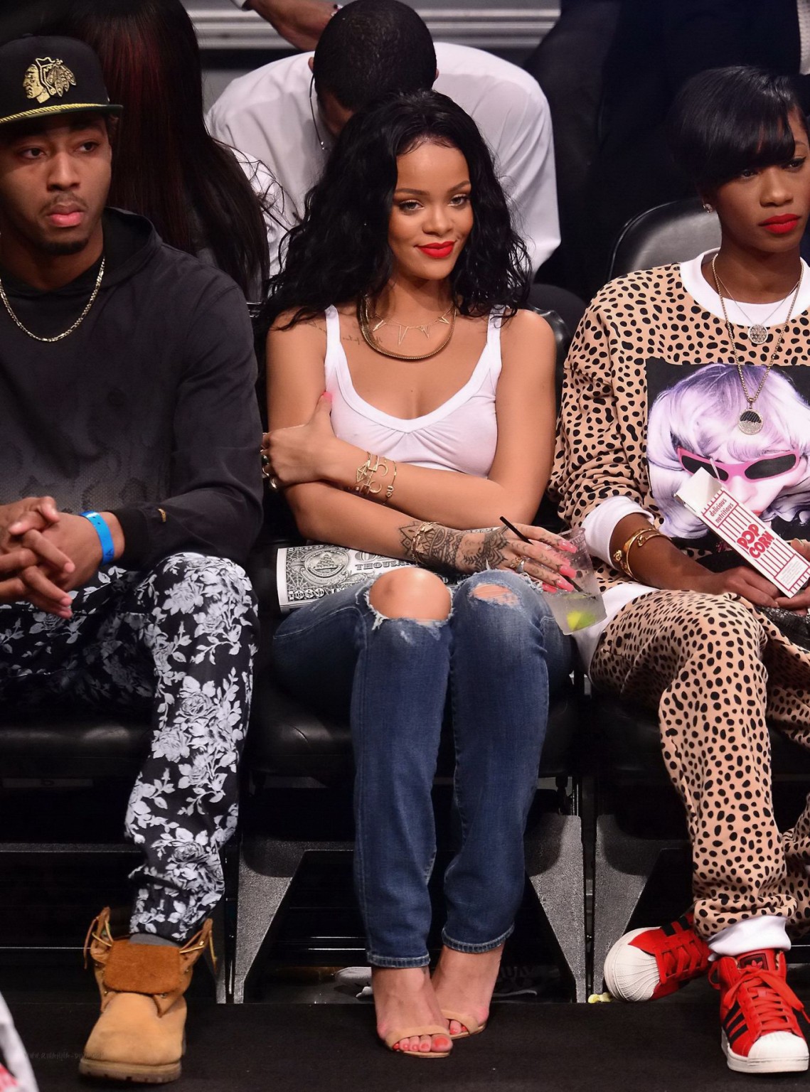 Rihanna montre ses seins dans un haut transparent lors d'un match de basket à New York.
 #75198070