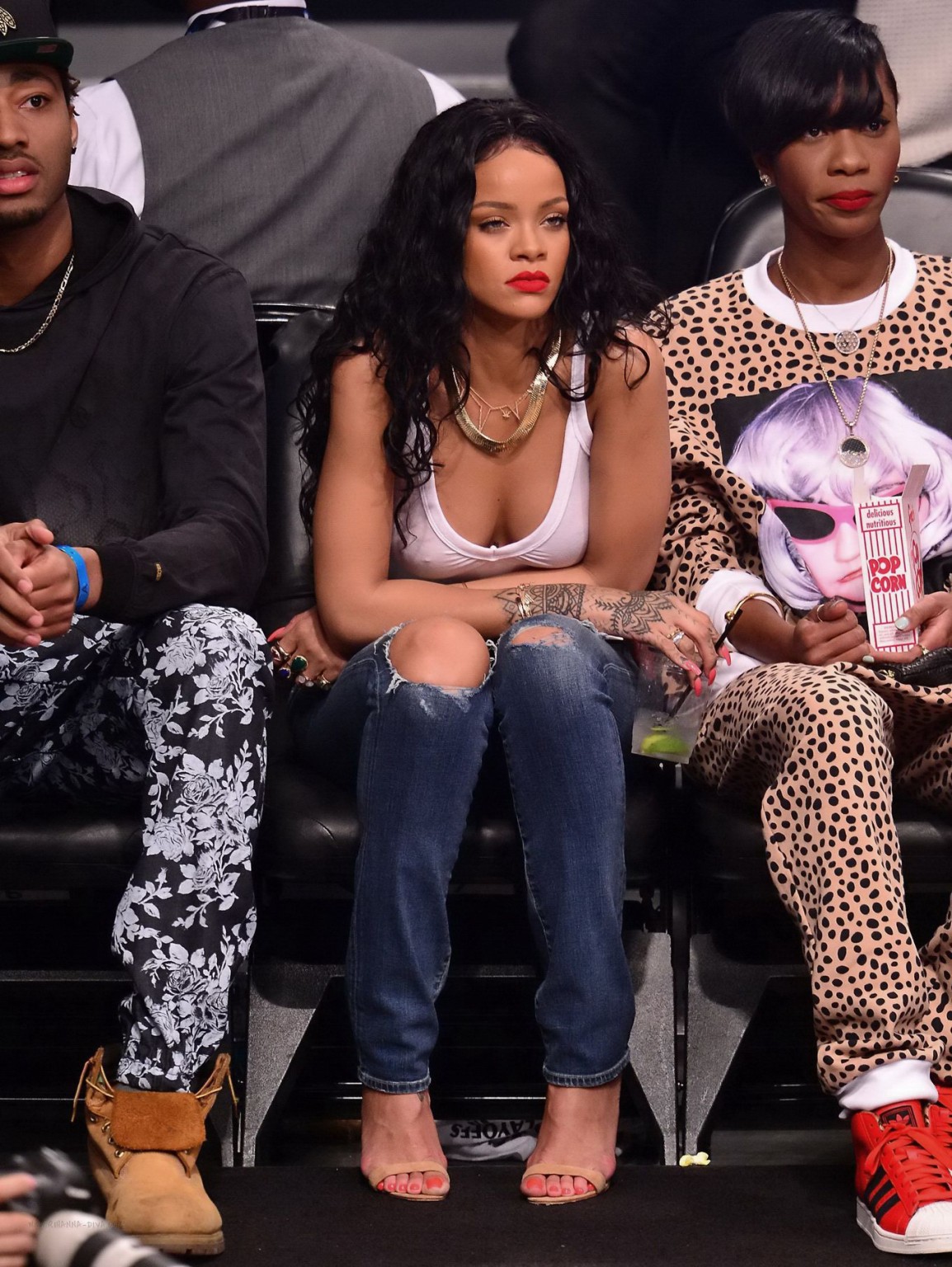 Rihanna montre ses seins dans un haut transparent lors d'un match de basket à New York.
 #75198078
