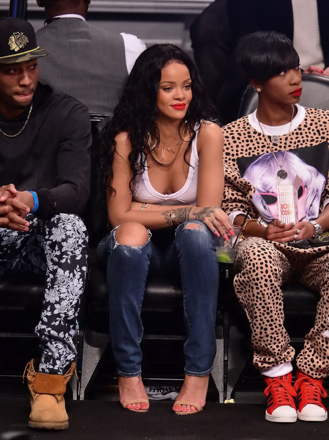 Rihanna montre ses seins dans un haut transparent lors d'un match de basket à New York.
 #75198087