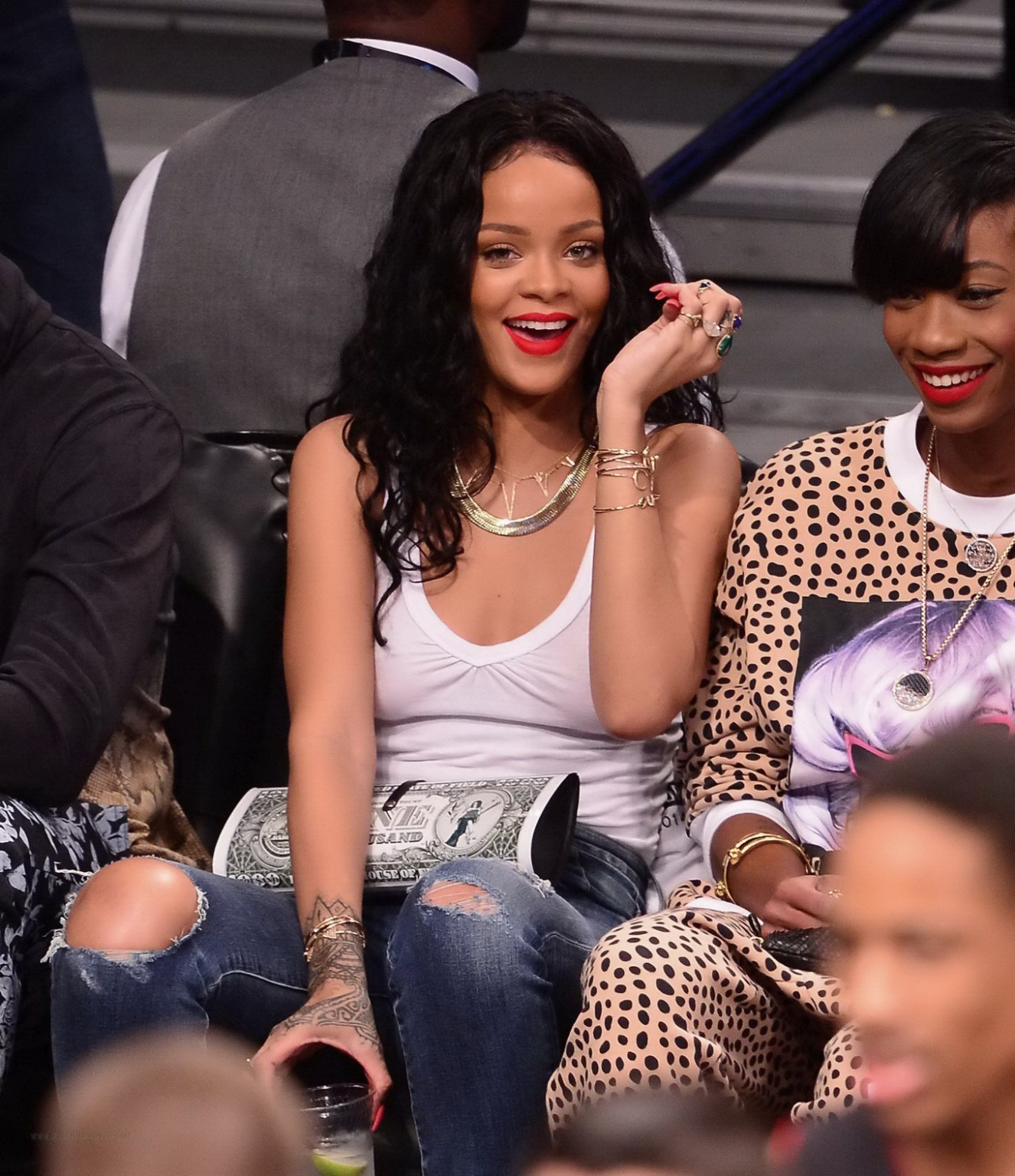 Rihanna montre ses seins dans un haut transparent lors d'un match de basket à New York.
 #75198101
