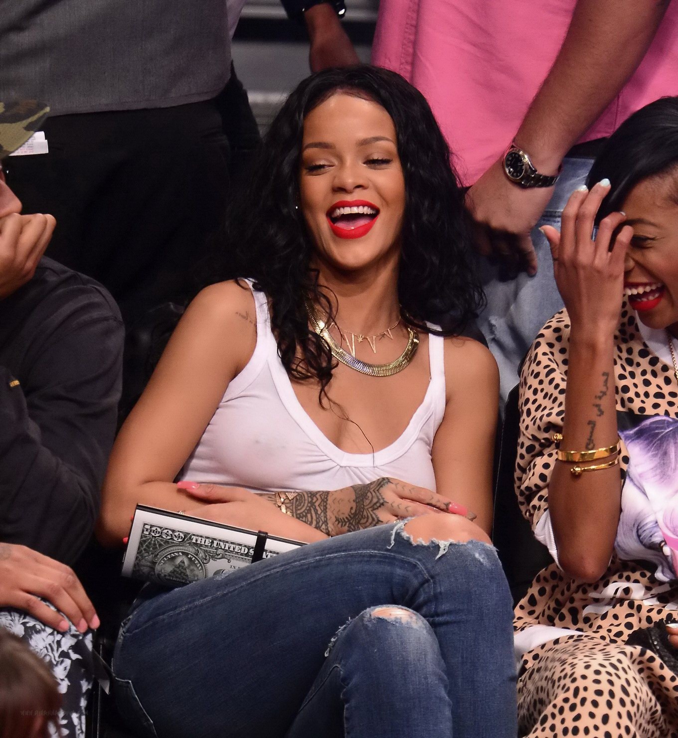 Rihanna zeigt ihre Brüste im Seethru-Top bei einem Basketballspiel in nyc
 #75198154
