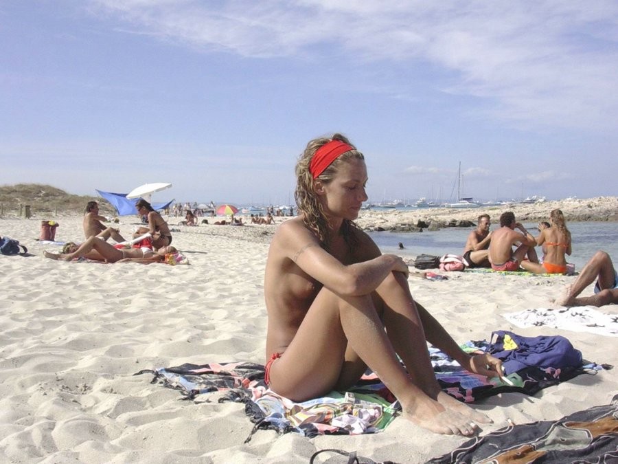 Una diosa desnuda de pechos turgentes posa en una playa nudista
 #72247880