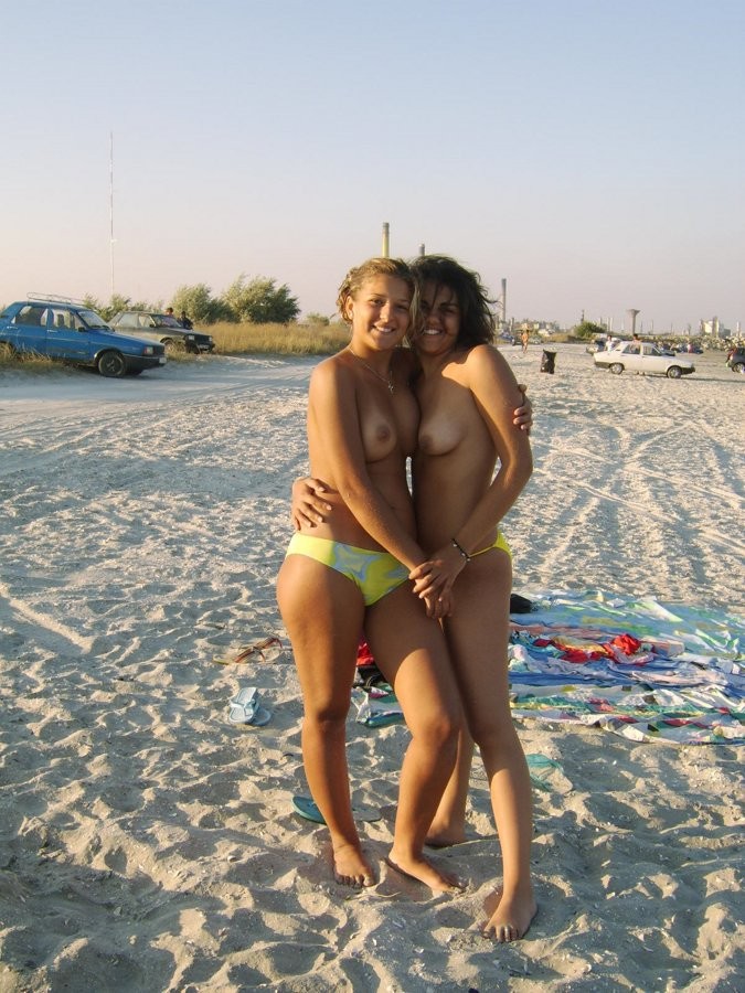 Una diosa desnuda de pechos turgentes posa en una playa nudista
 #72247972