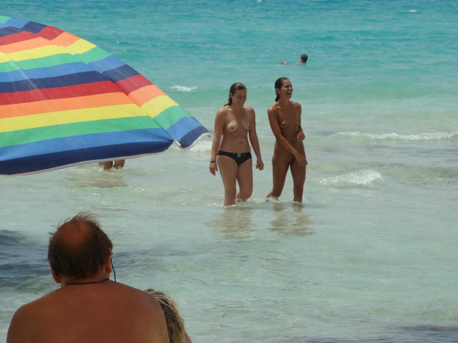 Una diosa desnuda de pechos turgentes posa en una playa nudista
 #72247999