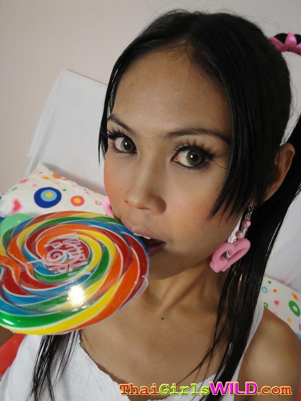 Winziger asiatischer Teenager mit Zahnspange saugt und fickt
 #68061808