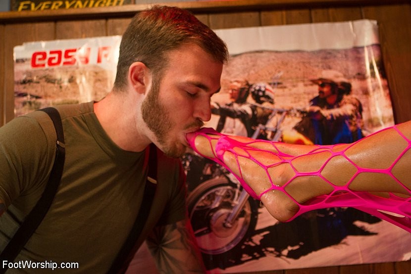 Nikki darling amante del fetiche de los pies se desnuda y hace una paja con los pies a Christian Wilde
 #73325104