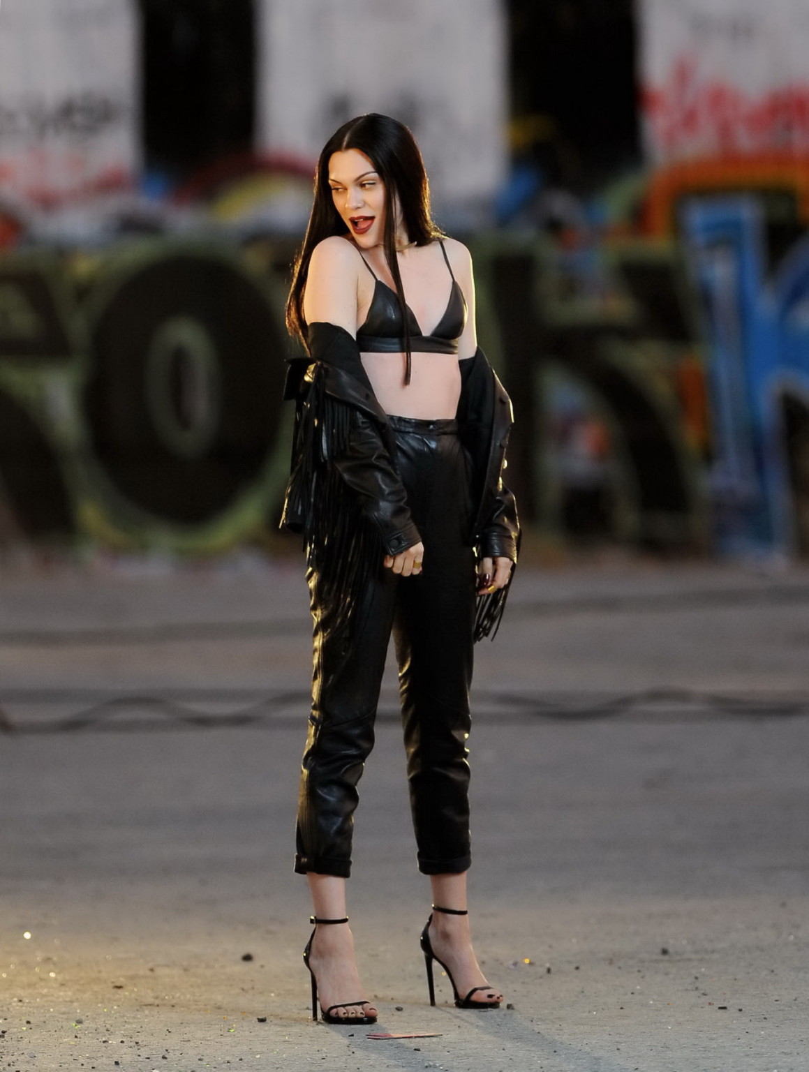 Jessie j enseñando las tetas con un diminuto sujetador de cuero negro en el set de su nuevo vídeo musical
 #75180767