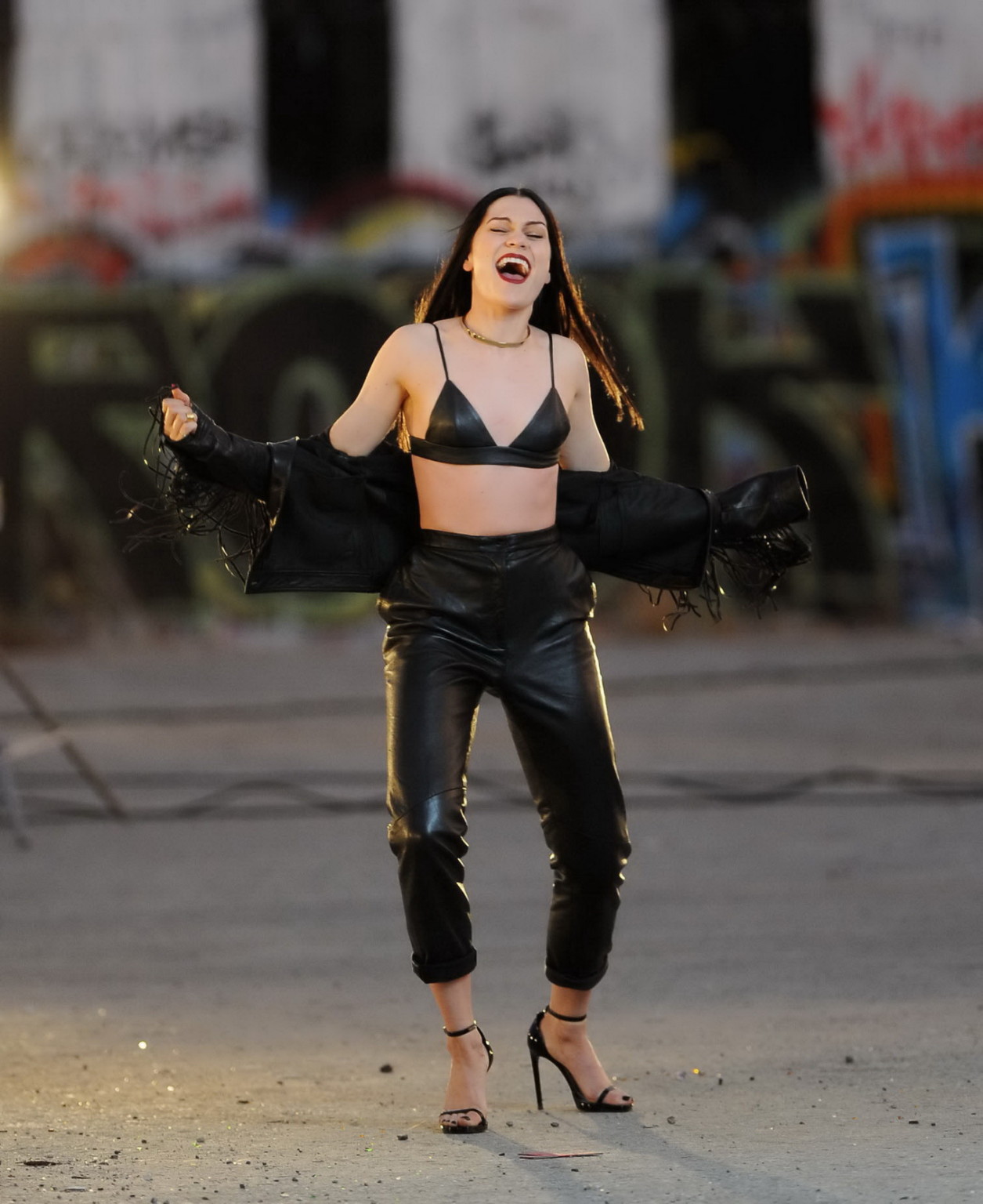 Jessie j enseñando las tetas con un diminuto sujetador de cuero negro en el set de su nuevo vídeo musical
 #75180799