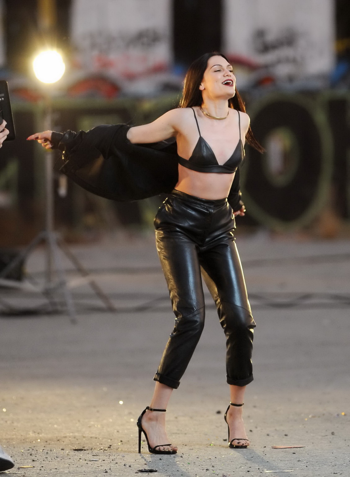 Jessie j enseñando las tetas con un diminuto sujetador de cuero negro en el set de su nuevo vídeo musical
 #75180805