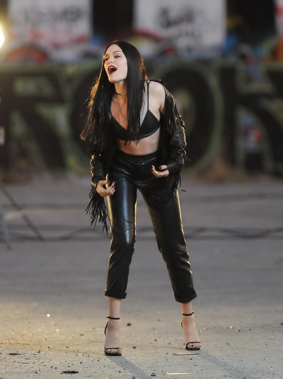 Jessie j enseñando las tetas con un diminuto sujetador de cuero negro en el set de su nuevo vídeo musical
 #75180821