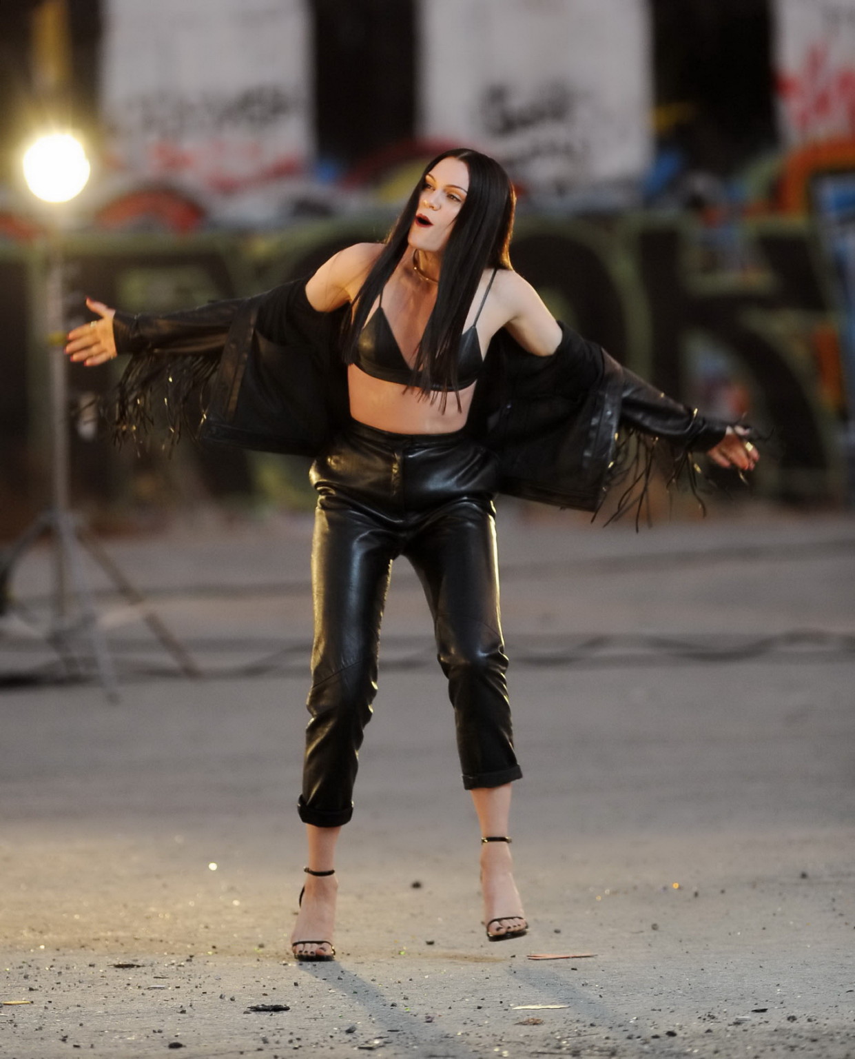 Jessie j enseñando las tetas con un diminuto sujetador de cuero negro en el set de su nuevo vídeo musical
 #75180832