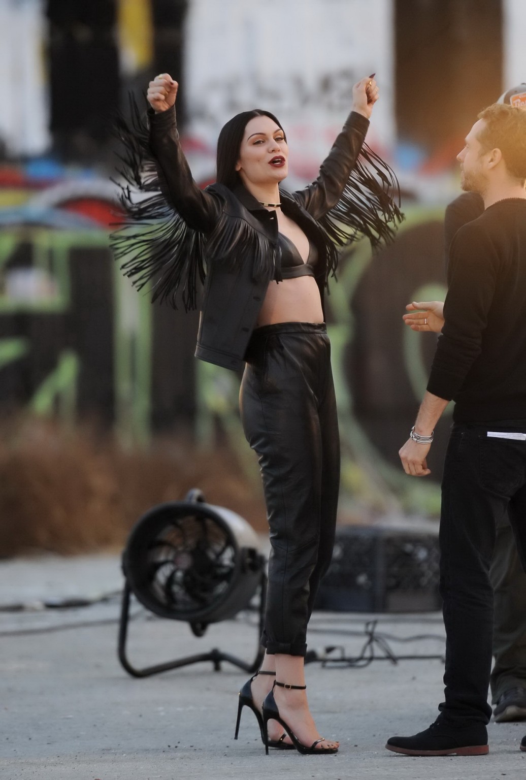 Jessie j enseñando las tetas con un diminuto sujetador de cuero negro en el set de su nuevo vídeo musical
 #75180887