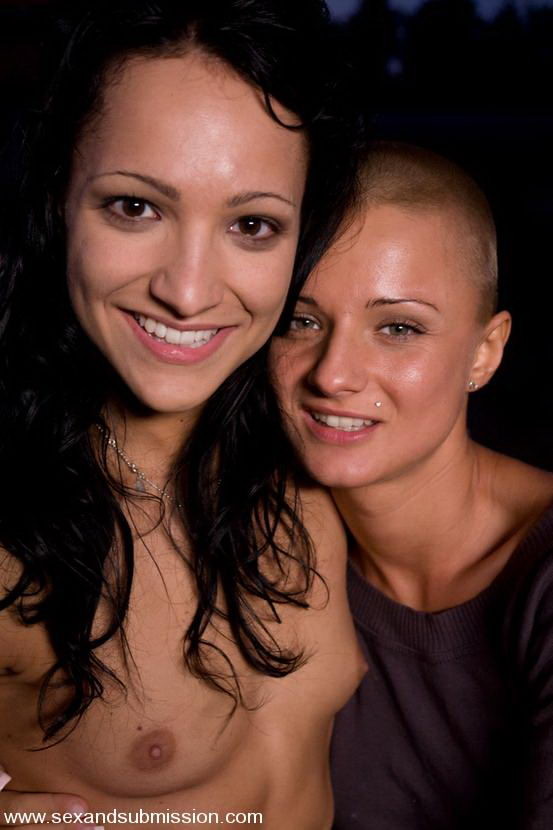 Deux filles hongroises attachées et faisant l'amour à la campagne
 #72087217