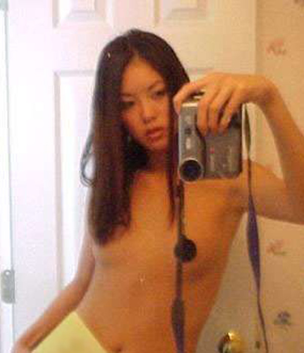 Petites femelles asiatiques posant pour la caméra
 #67486175