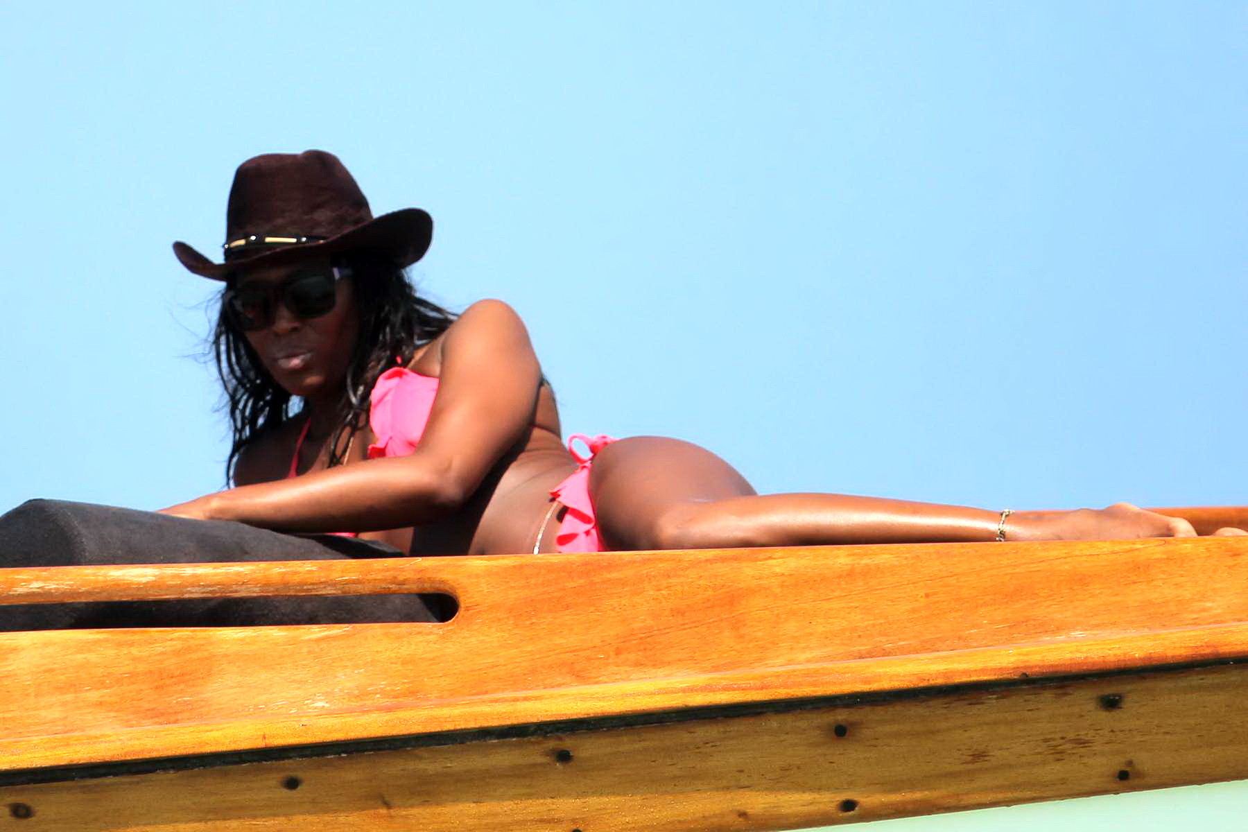 Naomi Campbell montre ses fesses en bikini rose sur un yacht au Kenya.
 #75208256