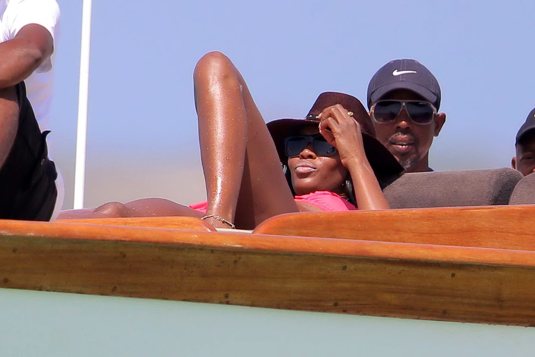 ナオミ・キャンベル、ケニアのヨットでピンクのビキニを着てお尻を見せる
 #75208259