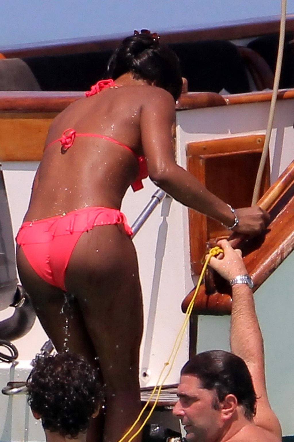 Naomi Campbell montre ses fesses en bikini rose sur un yacht au Kenya.
 #75208276