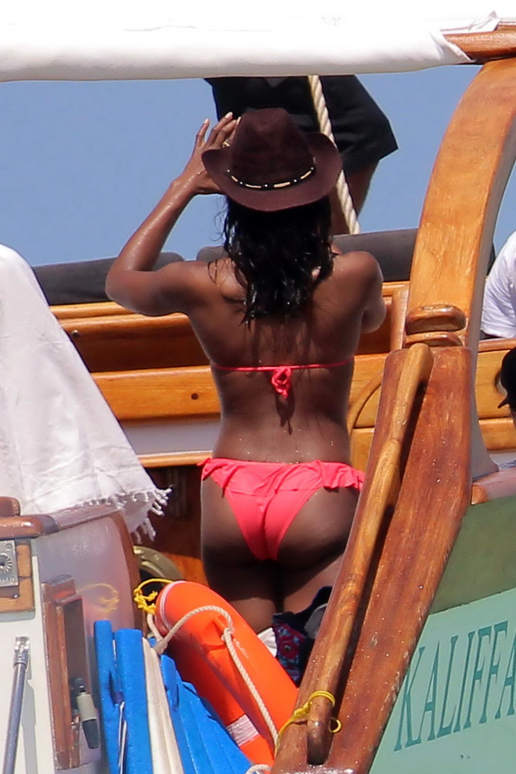 Naomi Campbell montre ses fesses en bikini rose sur un yacht au Kenya.
 #75208296