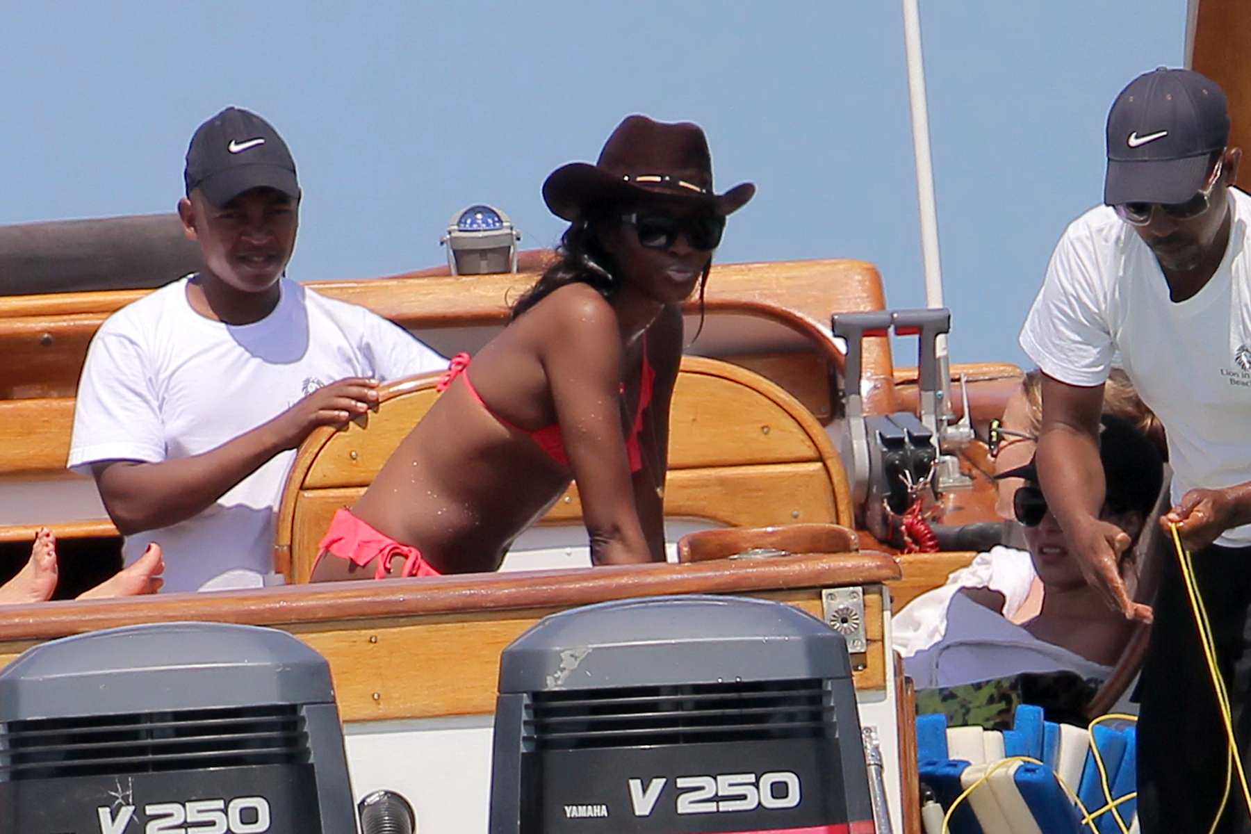 Naomi Campbell montre ses fesses en bikini rose sur un yacht au Kenya.
 #75208313