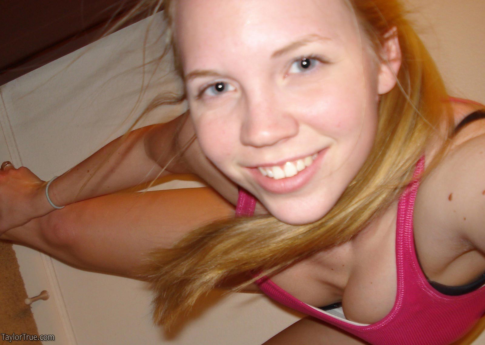 Echte Amateur-Selfies von blonden Teenies
 #67567052