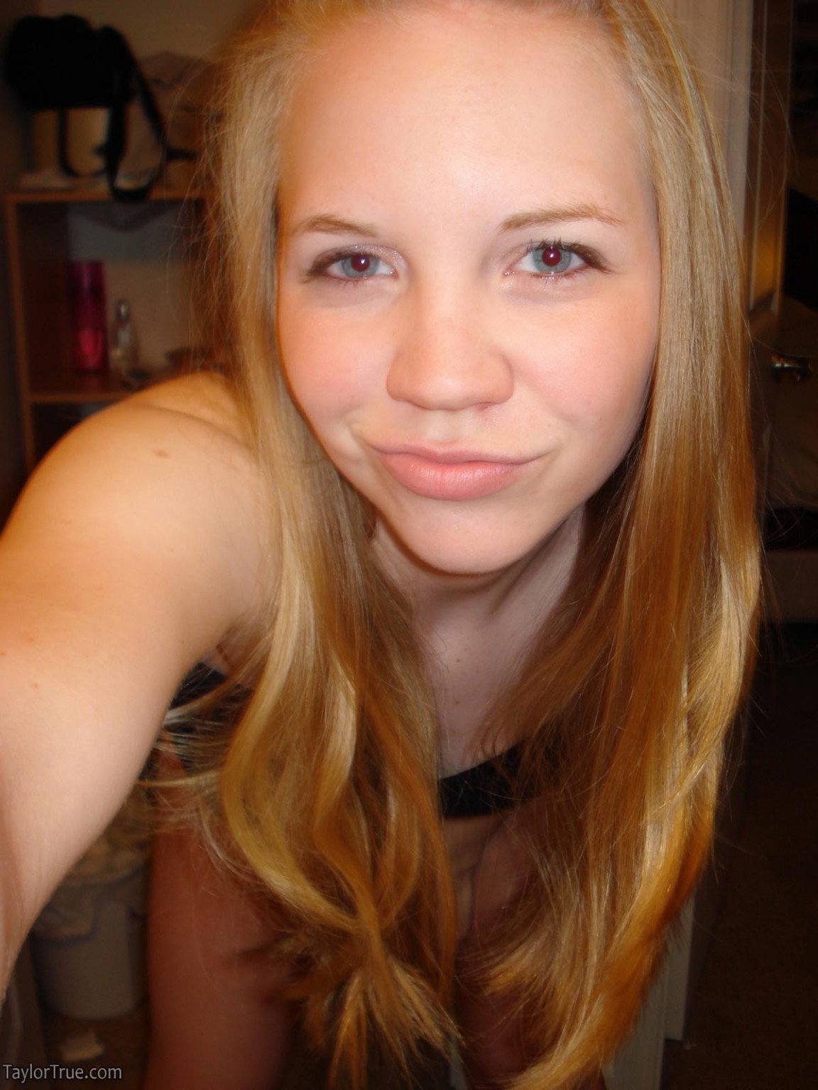 Echte Amateur-Selfies von blonden Teenies
 #67567059