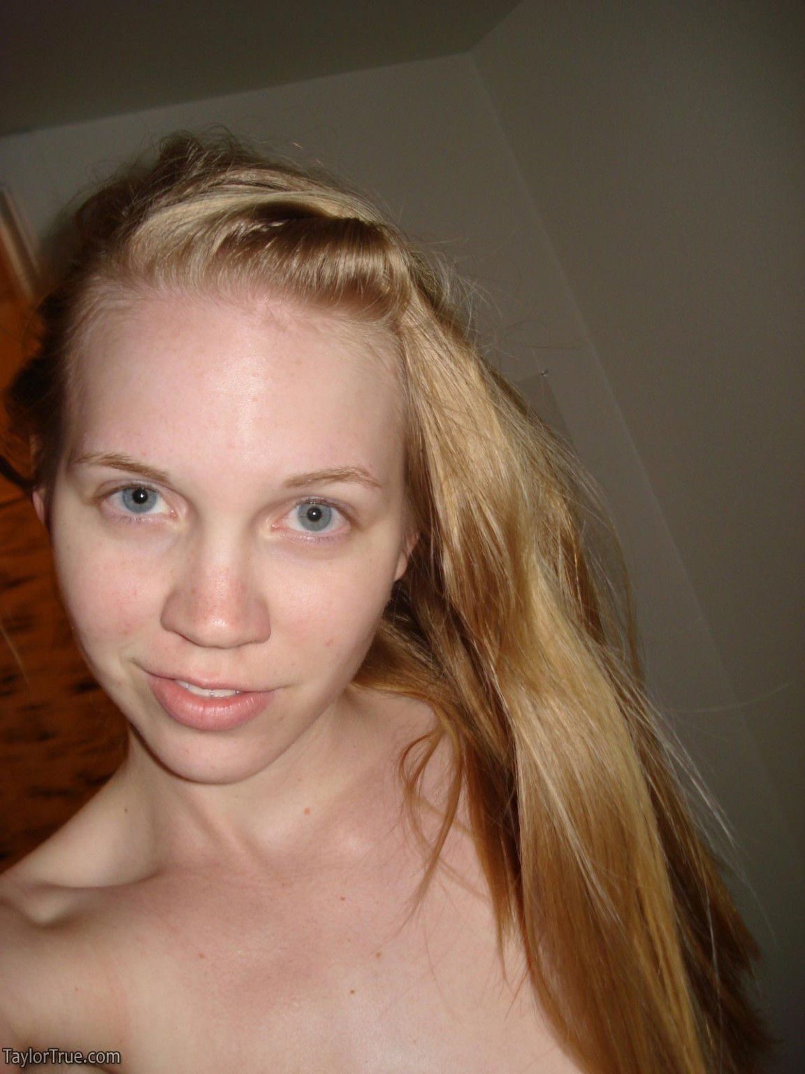 Echte Amateur-Selfies von blonden Teenies
 #67567087