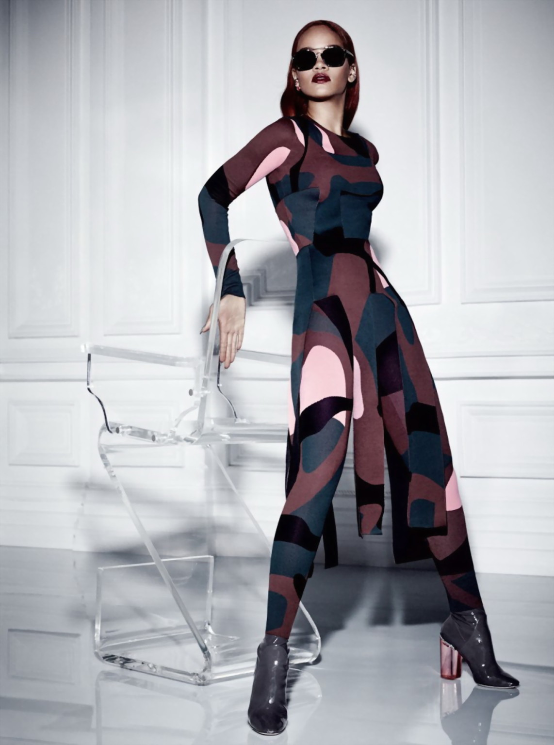 リアーナ、Diorのために巨乳を披露するシースルー
 #75153294