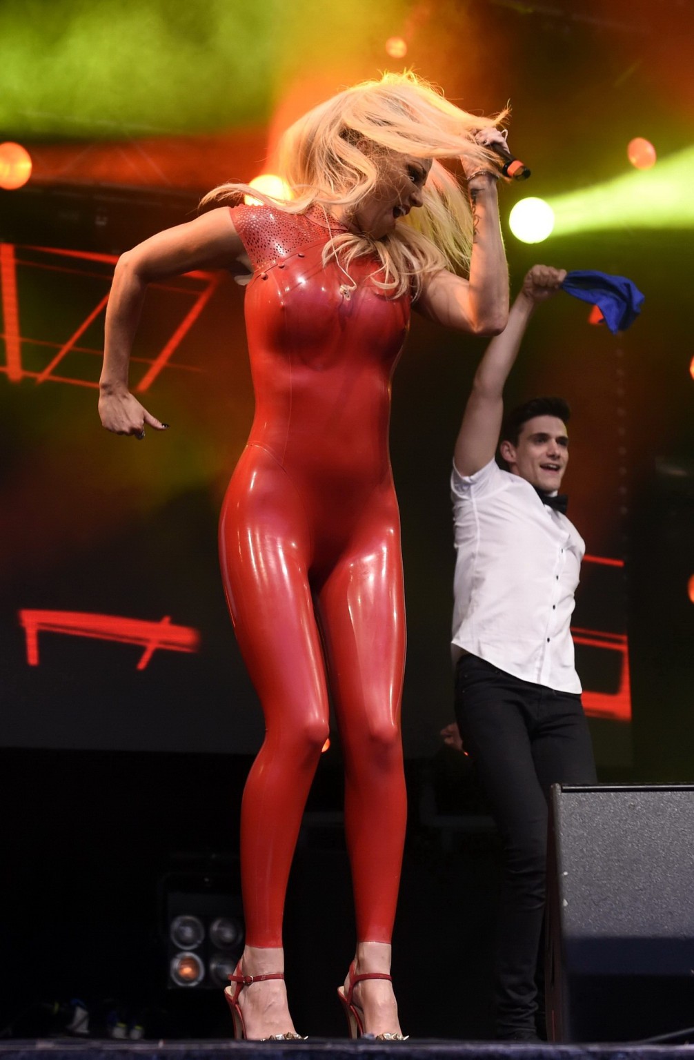 Sarah Harding en combinaison en latex rouge lors d'un spectacle à la pride
 #75153400