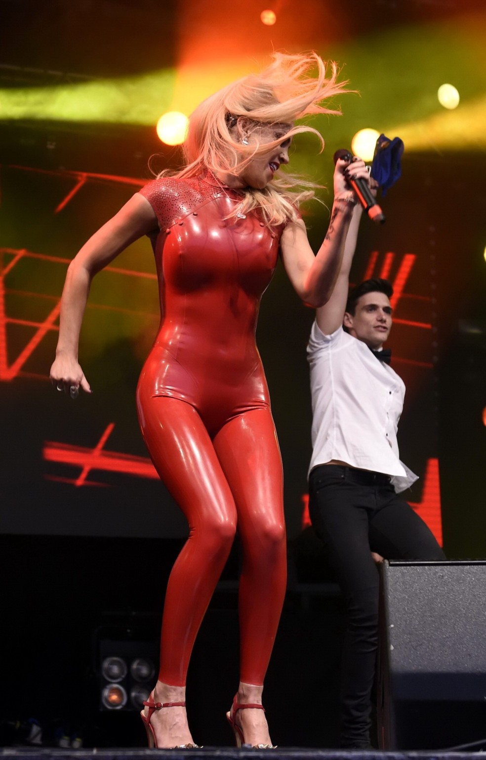 Sarah Harding en combinaison en latex rouge lors d'un spectacle à la pride
 #75153405