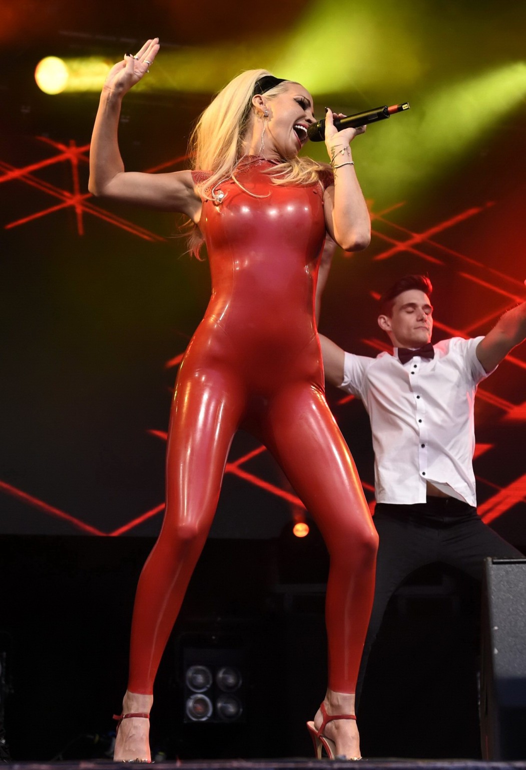 Sarah harding en catsuit rojo actuando en el orgullo
 #75153419