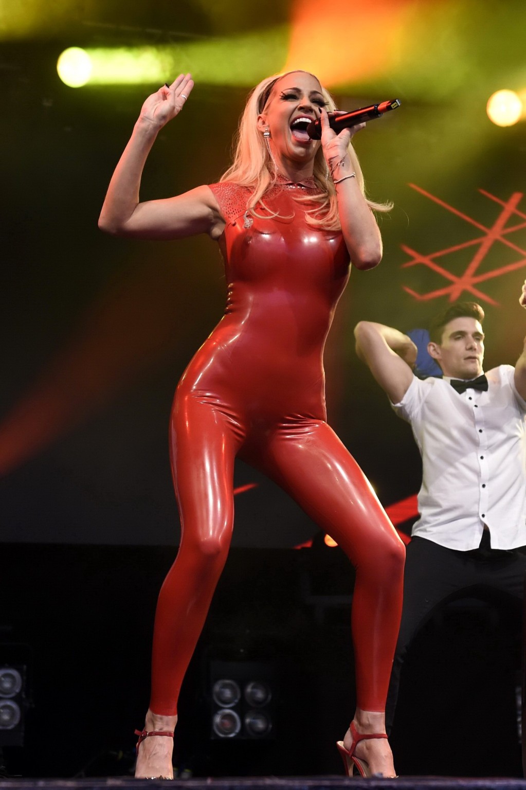 Sarah Harding en combinaison en latex rouge lors d'un spectacle à la pride
 #75153428