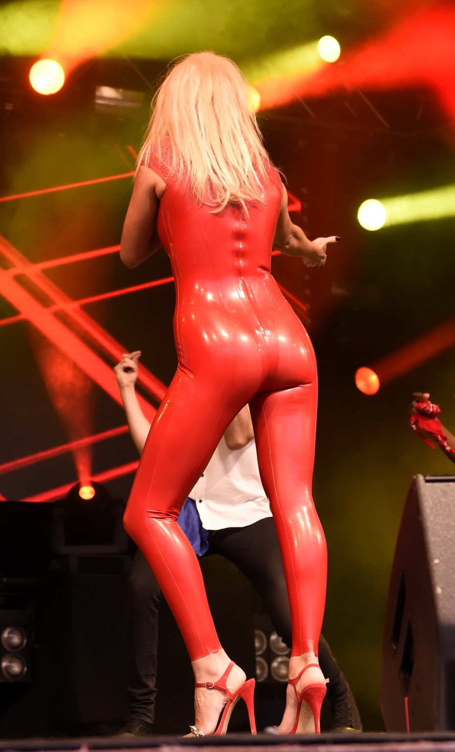 Sarah Harding en combinaison en latex rouge lors d'un spectacle à la pride
 #75153453
