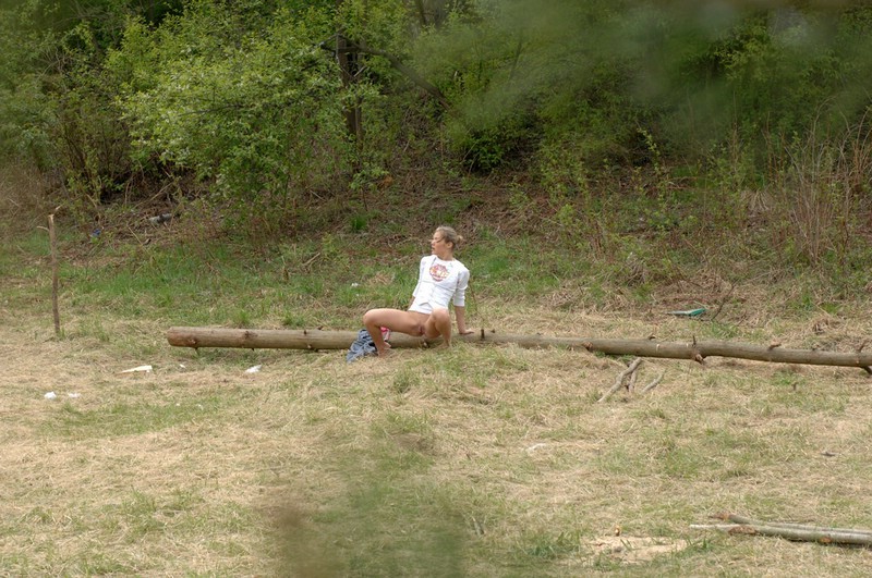 Une blonde au joli cul se déshabille et pisse en plein air
 #76579776