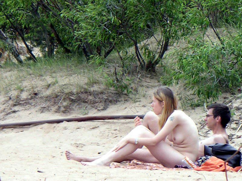 Una ragazza bionda sfrega il suo corpo nudo perfettamente abbronzato
 #72253056