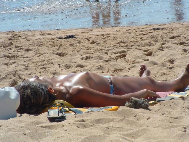 Una ragazza bionda sfrega il suo corpo nudo perfettamente abbronzato
 #72253062