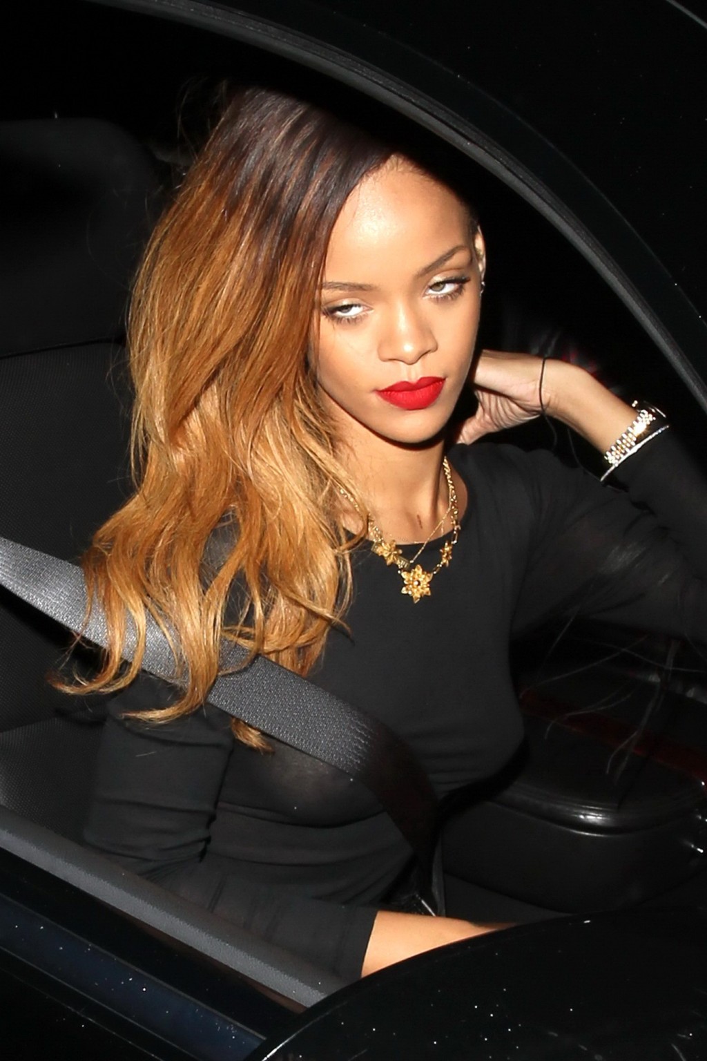 Rihanna montre ses seins percés et sa culotte noire en portant une robe transparente dans l
 #75242710