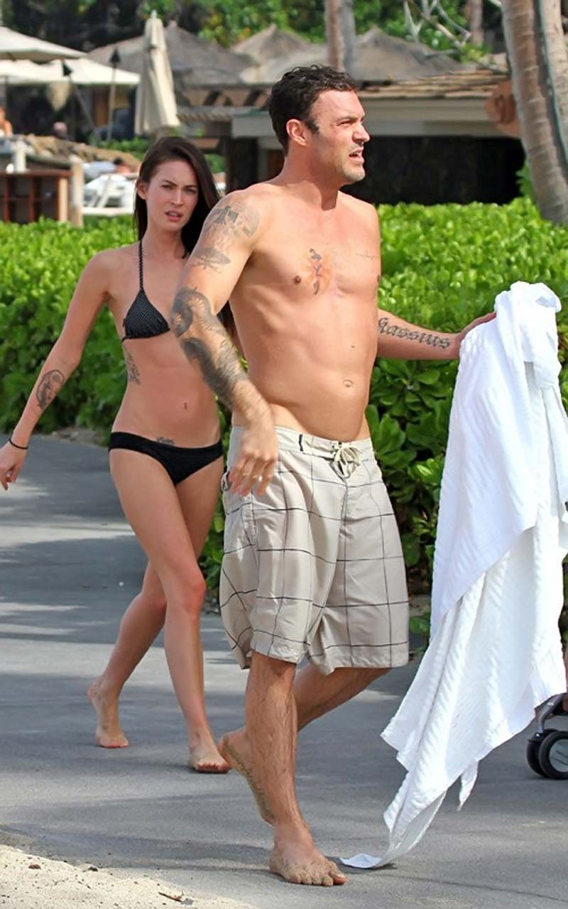 Megan fox vorführung sie groß körper im schwarz bikini und upskirt im auto paparazzi sh
 #75323255