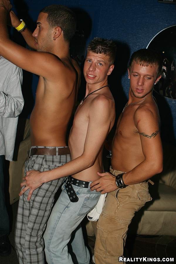 Incredibili papi gay si uniscono alla festa di mingling in queste foto di ragazzi sexy caldi
 #76959933