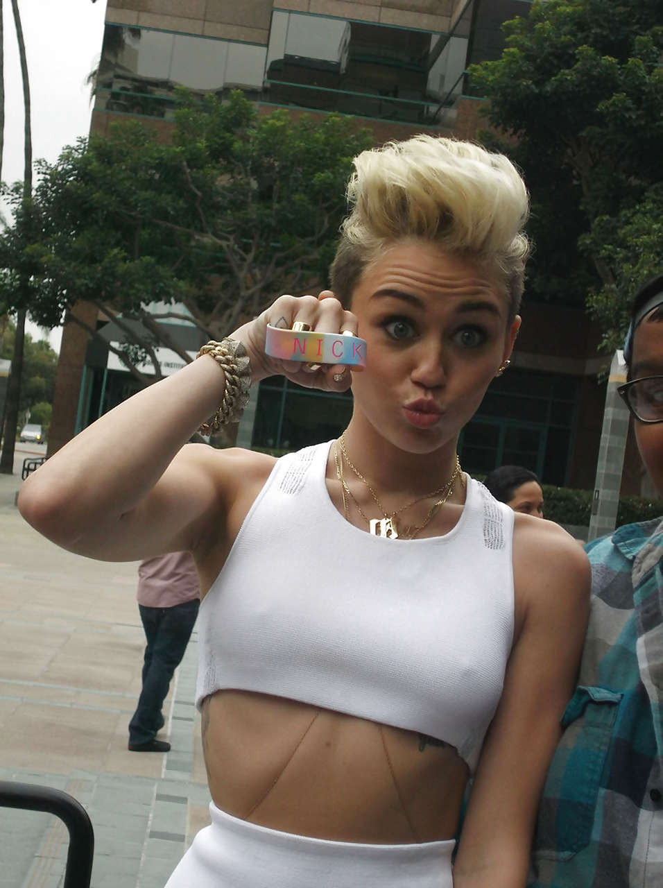 Miley Cyrus guardando molto sexy e mostrando bel culo
 #75227441