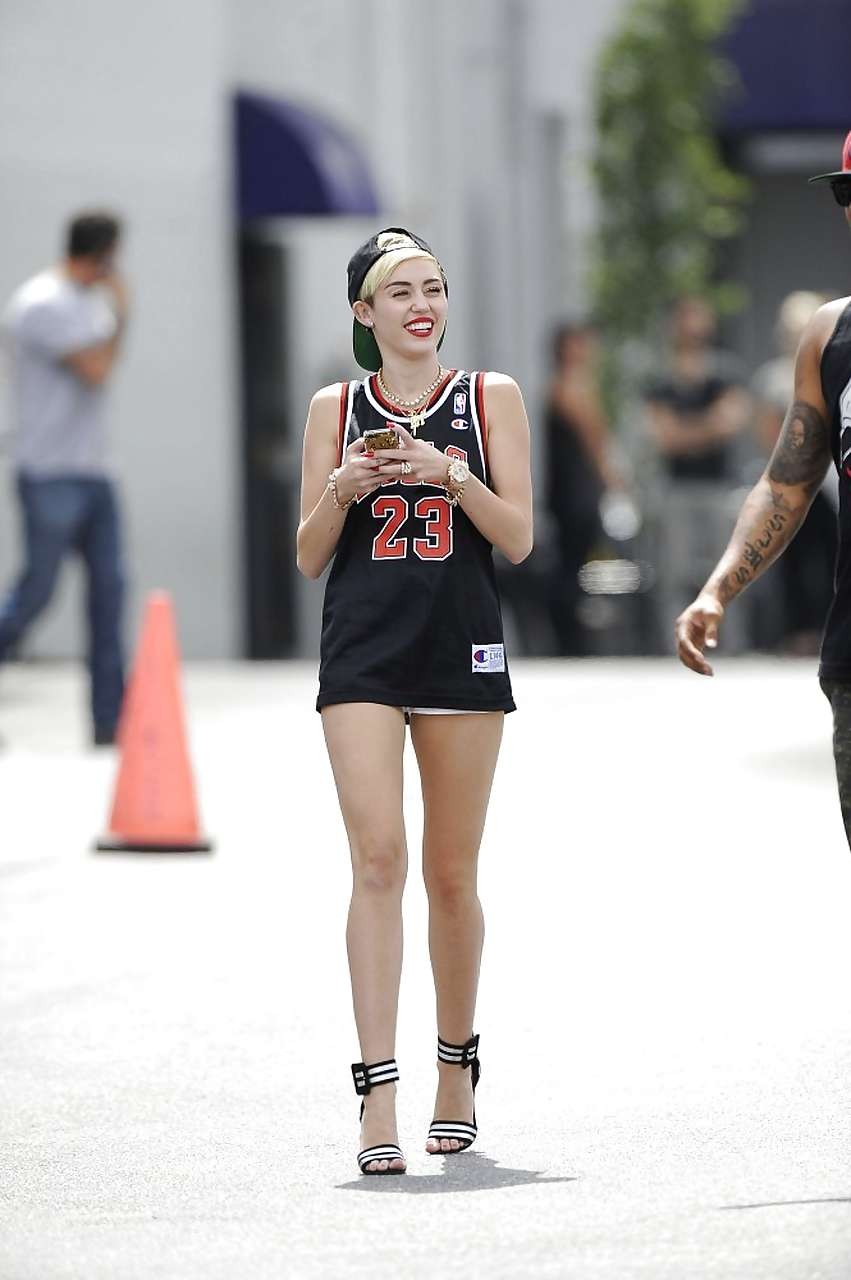 Miley cyrus luciendo muy sexy y mostrando un buen trasero
 #75227467