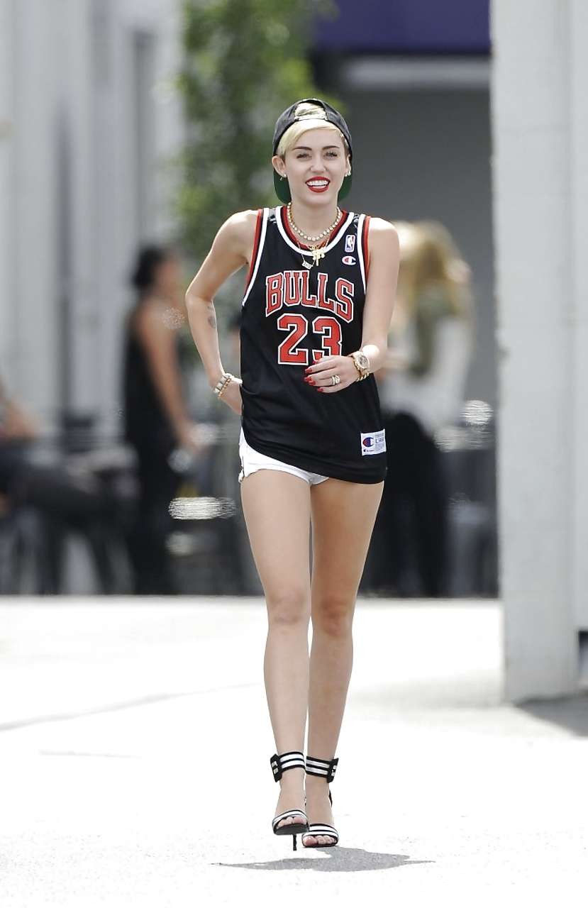 Miley cyrus luciendo muy sexy y mostrando un buen trasero
 #75227473