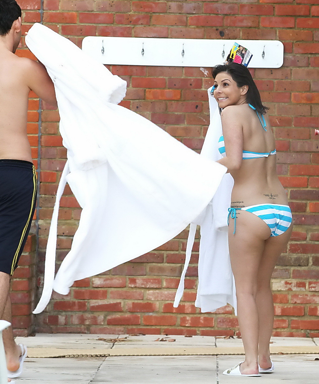 Roxanne Pallett luciendo un diminuto bikini a rayas en el champneys health spa de hertfords
 #75239833