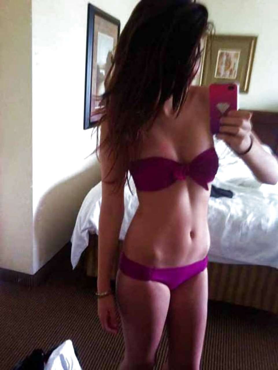 Selena gomez en fotos personales en bikini y mostrando sus bragas upskirt captado
 #75296836