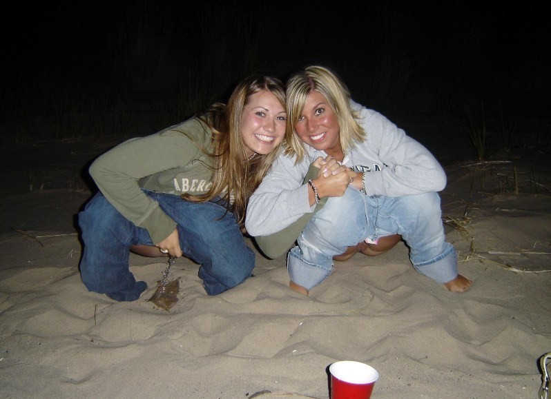 Una joven asiática posando y chupando una polla
 #67914325