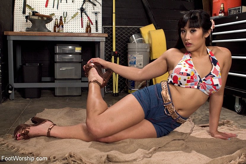 Mia li sexy asian sneaks into the garage and feet fucks her boyfriend cliff adam
 #69821264