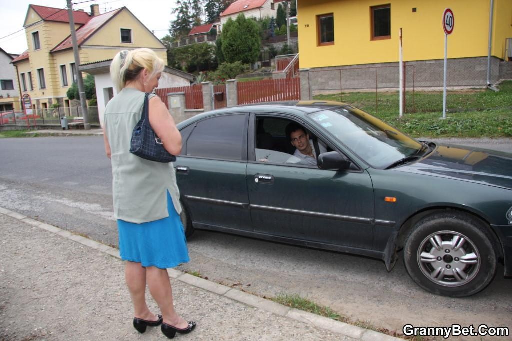 Nachdem er ihre reife Muschi gefickt hat, zieht er sich zurück und schießt seine Watte ab
 #74466299