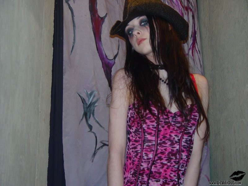 Liz vicious spielt mit Kerzenwachs
 #70623088