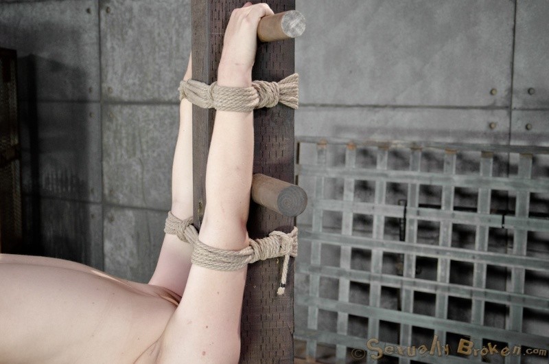 Ella nova est attachée par une corde, attachée à un poteau et baisée par une bite noire.
 #70887484